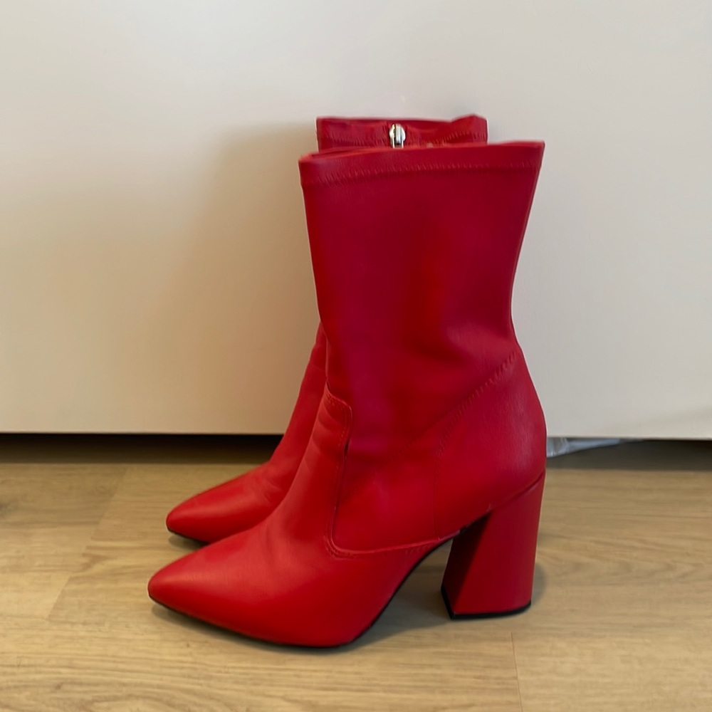 Comfortable pointed toe heeled slim ankle boots